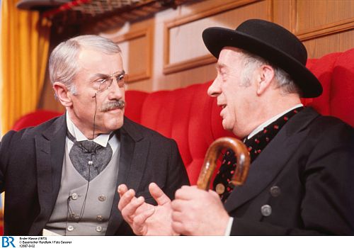 Hans Baur als königlich bayerischer Ministerialrat vonScheibler, der sich in dem Ludwig Thoma-Stück "Erster Klasse"(1973) mit dem Ökonom und Abgeordneten Josef Filser (BeppoBrem) unterhält. Foto (Bildname: 12687-0-02) zur Verfügung gestellt vom Bayerischen Rundfunk (BR); Copyright BR/Foto Sessner