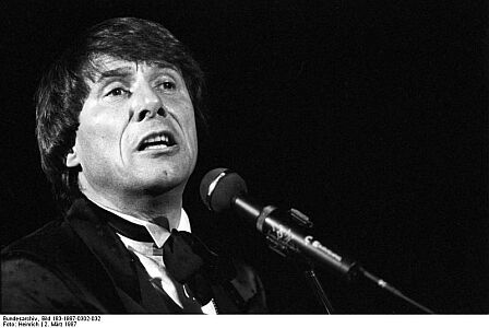 Udo Jürgens 1987 im Berliner Friedrichstadtpalast; Historische Originalbeschreibung: ADN-ZB / Heinrich / 2.3.1987 / Berlin: Jubiläum. Mit dem österreichischen Sänger und Komponisten UdoJürgens gab im Friedrichstadtpalast Berlin ein Entertainer von Weltrang sein Gastspiel zum Jubiläum der Stadt. In den von poetischen Texten getragenen Liedern des neuen Programms "Deinetwegen" schwangen sehr persönliche Erfahrungen des 1934in Klagenfurt geborenen Künstlers mit. Quelle: Deutsches Bundesarchiv, Digitale Bilddatenbank, Bild 183-1987-0302-0328; Urheber: Heinrich / Datierung: 2. März 1987 / Lizenz CC-BY-SA 3.0.