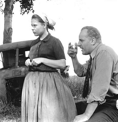 Ursula Karusseit mit Manfred Krug als Kommunist Willi Heyer in "Wege übers Land"; Quelle: Deutsches Bundesarchiv, Digitale Bilddatenbank, Bild 183-G0926-0022-001; Fotograf: Unbekannt / Datierung: 20.09.1968 / Lizenz CC-BY-SA 3.0; Originalfoto und Beschreibung: Deutsches Bundesarchiv Bild 183-G0926-0022-001 bzw. Wikimedia Commons