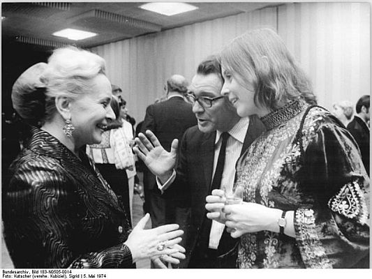 Ursula Karusseit (rechts) neben Benno Besson und Galina Malinowskaja anlässlich des Berliner Gastspiels des Moskauer Akademischen Künstlertheaters der UdSSR "Maxim Gorki" am 4. Mai 1974 im Hotel "Stadt Berlin"; Quelle: Deutsches Bundesarchiv, Digitale Bilddatenbank, Bild 183-N0505-014;Fotograf: Sig Kutscher (verehe. Kubiziel) / Datierung: 04.05.1974 / Lizenz CC-BY-SA 3.0; Originalfoto und Beschreibung: Deutsches Bundesarchiv Bild 183-N0505-014 bzw. Wikimedia Commons