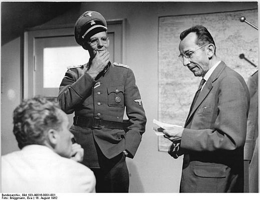 Herbert Köfer (Mitte) mit Frank Beyer (links) und Bruno Apitz (rechts) 1962 bei denDreharbeiten zu "Nackt unter Wölfen"; Quelle: Deutsches Bundesarchiv, Digitale Bilddatenbank, Bild 183-A0816-0001-001; Fotograf: Brüggmann, Eva / Datierung: 16.08.1962 / Lizenz CC-BY-SA 3.0;: Originalfoto und Beschreibung: Deutsches Bundesarchiv  Bild 183-A0816-0001-001 bzw. Wikimedia Commons