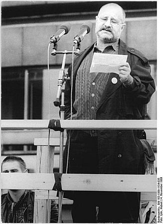 Ekkehard Schall hält im November 1989 eine Demonstrations-Rede; Quelle: Deutsches Bundesarchiv, Digitale Bilddatenbank, Bild183-1989-1104-035; Fotograf: Hubert Link / Datierung: 04.11.1989 / Lizenz CC-BY-SA 3.0; Originalfoto und Beschreibung: Deutsches Bundesarchiv Bild 183-1989-1104-035 bzw.Wikimedia Commons