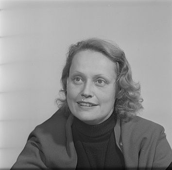 Manja Behrens Anfang der 1950er Jahre; Quelle: Deutsche Fotothek, (file: df_pkm_0001143_002); Copyright SLUB Dresden/Deutsche Fotothek/Abraham Pisarek; Urheber: Abraham Pisarek (19011983); Datierung: 1952?; Quelle: www.deutschefotothek.de