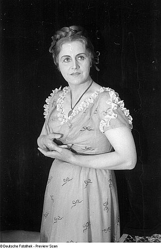 Erna Berger 1946 als Antonia in der Oper "Hoffmanns Erzhlungen" von Jaques Offenbach an der Berliner "Deutschen Staatsoper"; Regie: Ernst Legal; Quelle: Deutsche Fotothek, (file: df_pk_0000063_019); Copyright SLUB Dresden/Deutsche Fotothek/Abraham Pisarek; Urheber: Abraham Pisarek (19011983); Datierung: 04.1946; Quelle: www.deutschefotothek.de