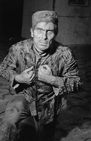 Ernst Wilhelm Borchert als Franz Woyzeck in "Woyzeck" von Georg Büchner, "Kammerspiele", Berlin 1947; Regie: Wolfgang Langhoff; Quelle: www.deutschefotothek.de; (file: df_pk_0000617_006); Datierung: 11.1947