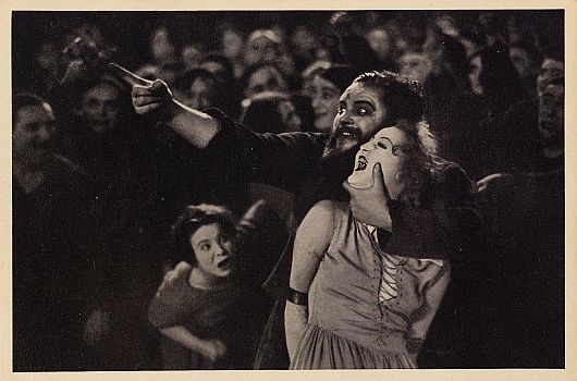 Szenenfoto aus "Metropolis" mitBrigitte Helm (Maria / Maschinenmensch) und Heinrich George als Wrter der Herzmaschine Groth; Quelle: Deutsche Fotothek, (file: df_pos-2006-a_0000829); "Vom Werden deutscher Filmkunst/1. Teil: Der stumme Film" von Dr. Oskar Kalbus (Berlin 1935, S. 101) bzw. Bilder aus dem Sammelwerk Nr.10/Ross-Verlag 1922/1923; Copyright SLUB Dresden/Deutsche Fotothek; Urheber: Unbekannter Fotograf; Quelle: www.deutschefotothek.de; Genehmigung zur Verffentlichung: 30.03.2017