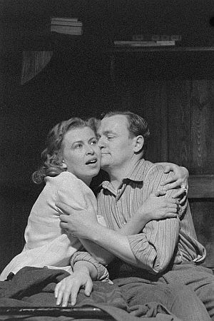 Helga Göring mit Albert Hetterle in der Uraufführung von "Nacktes Gras" von Alfred Matusche 1958 am Berliner "Maxim-Gorki-Theater"; Regie: Hans Dieter Mäde; Quelle: Deutsche Fotothek, (file: df_pk_0004536_014a); Copyright SLUB Dresden/Deutsche Fotothek/Abraham Pisarek; Urheber: Abraham Pisarek (19011983); Datierung: 17.12.1958; Quelle: www.deutschefotothek.de