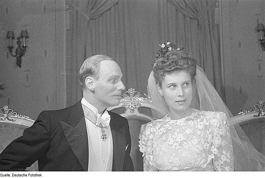 Szenenfoto aus dem Stck "Der Snob" von Carl Sternheim am "Deutschen Theater" Berlin im März 1946; Antje Weisgerber als Marianne von Palen (rechts) und Gustaf Grndgens als Christian Maske;  Copyright: SLUB Dresden/Deutsche Fotothek; Urheber: Abraham Pisarek; Datierung: 1946.04 / Lizenz CC-BY-SA 3.0.