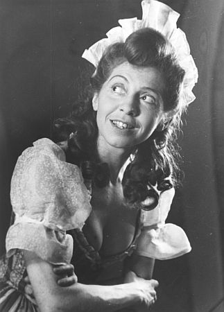 Inge Meysel in der Komödie "Tartuffe" von Molre, 1946 am Hamburger "Thalia Theater", fotografiert von Gerd Mingram (19102001), genannt Germin; Quelle: Deutsche Fotothek, (file: df_ger-pos_0000947); Copyright SLUB Dresden/Deutsche Fotothek/Germin; Datierung: 1946; Quelle: www.deutschefotothek.de