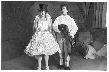 Ossi Oswalda als "Puppe" Ossi Hilarius und Hermann Thimig als Lancelot in dem Stummfilm "Die Puppe" (1919) von Ernst Lubitsch für Projektions-AG "Union"; Quelle: Deutsche Fotothek, (file: df_pos-2006-a_0000832) aus "Vom Werden deutscher Filmkunst/1. Teil: Der stumme Film" von Dr. Oskar Kalbus  (Berlin 1935, S. 83) /Sammelwerk Nr. 10 bzw. Ross-Verlag 1935; Copyright SLUB Dresden/Deutsche Fotothek/Unbekannter Fotograf; Quelle: www.deutschefotothek.de