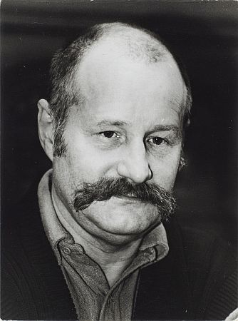 Ekkehard Schall, 1988 fotografiert von Barbara Morgenstern; Quelle: Deutsche Fotothek, (file: df_mo_0001303_009); Copyright SLUB Dresden/Deutsche Fotothek/Barbara Morgenstern; Urheber: Barbara Morgenstern; Datierung: 11.01.1988; Quelle: www.deutschefotothek.de