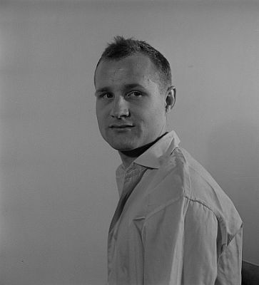 Portrait von Ekkehard Schall im Juli 1957; Quelle: Deutsche Fotothek, (file: df_pkm_0001289_003); Copyright SLUB Dresden/Deutsche Fotothek/Abraham Pisarek; Urheber: Abraham Pisarek (19011983); Datierung: 03.07.1957; Quelle: www.deutschefotothek.de