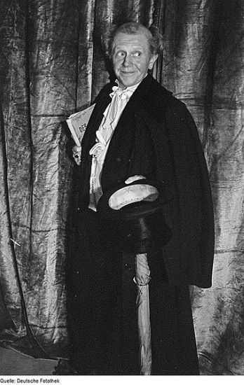 Hans Hermann Schaufuß als Theaterdirektor Emanuel Striese in dem Schwank "Der Raub der Sabinerinnen" (1945) am Berliner "Renaissance-Theater"; Quelle: Deutsche Fotothek, (file: df_pk_0000001_006; Copyright SLUB Dresden/Deutsche Fotothek; Urheber: Abraham Pisarek1) (19011983); Datierung: 1945.06 / Ort: Berliner "Renaissance-Theater"; Lizenz CC-BY-SA 3.0; Originalfoto und Beschreibung: Wikimedia Commons