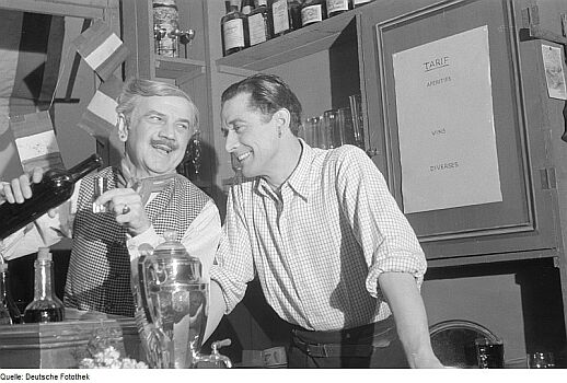 Hans Shnker (rechts) mit HansLeibelt im Februar1946 im Berliner "Schlosspark Theater" in dem Stück "Zum goldenen Anker" von MarcelPagnol;  Copyright: SLUB Dresden/Deutsche Fotothek; Urheber: Abraham Pisarek; Datierung: 1946.02 / Lizenz CC-BY-SA 3.0.