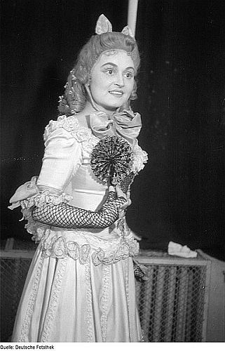 Rita Streich als Olympia in "Hoffmanns Erzählungen" von Jaques Offenbach im April 1946 an der Deutschen Staatsoper Berlin; Quelle: Deutsche Fotothek, (file: df pk 0000063 009):Copyright SLUB Dresden/Deutsche Fotothek; Urheber: Abraham Pisarek (19011983); Datierung: 1946.04 / Lizenz CC-BY-SA 3.0.