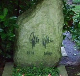 Grabstelle von Gisela Uhlen auf dem K�lner "Melatenfriedhof" (Lit. D); Copyright Wilfried Paqu�