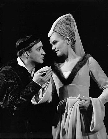 Szenenfoto mit Oskar Werner als Heinrich V. und Annemarie Dringer alsKatharina (Catherine de Valois) in dem Shakespeare-Drama "Knig Heinrich V."; Foto mit freundlicher Genehmigung der sterreichischen Nationalbibliothek (NB); Urheber/Autor: Ungenannt; Datierung: 1961; Rechteinhaber/Copyright NB Wien,  Bildarchiv Austria (Inventarnummer FO600091/01 POR MAG)