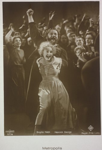 Szenenfoto aus "Metropolis" mit Brigitte Helm und Heinrich George, der den Grot, Wchter der Herz-Maschine, spielte; Foto mit freundlicher Genehmigung der sterreichischen Nationalbibliothek (NB); Urheber/Krperschaft: Knstlerpostkarte im "Ross-Verlag", Berlin; Copyright "Ross.Verlag" / NB Wien; Bildarchiv Austria (Inventarnummer Pf 2580 : C (4))