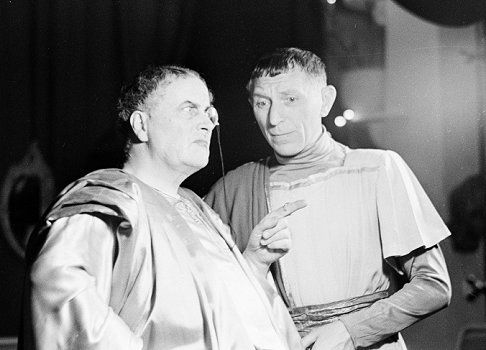 Rollenbildnis Theo Lingen zusammen mit ? in "Theophanes" von Theo Lingen und Franz; Erstauffhrung am Wiener "Akademietheater":  03.04.1948; Regie: Theo Lingen, Bhnenbild: Fritz Judtmann; Foto mit freundlicher Genehmigung der sterreichischen Nationalbibliothek (NB)