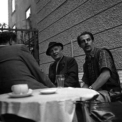 Hans Putz (r.) mit Hermann Thimig im Kaffeehausgarten anlässlich der "Salzburger Festspiele" 1952, wo Thimig in "Die Träume von Schale und Kern" den Müllermeister Weiß, den Herrn Schwan und den Max spielte; Foto mit freundlicher Genehmigung der Österreichischen Nationalbibliothek (ÖNB); Körperschaft: United States Information Service (USIS); Datierung: 1952; Copyright ÖNB/Wien; Bildarchiv Austria (Inventarnummer US 10.287/23)