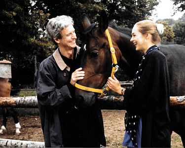 "Schlo Hohenstein": Szenenfoto mit MathieuCarrire als Graf Gregor von Hohenstein und Sophie von Kessel als Christine Berger (di Veneria); mit freundlicher Genehmigung von Pidax-Film, welche die Serie im August 2017 auf DVD herausbrachte.