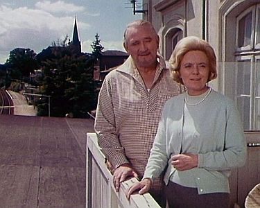 "Kleinstadtbahnhof"/"Neues vom Kleinstadtbahnhof": Szenenfoto mit Gustav Knuth und Heidi Kabel; mit freundlicher Genehmigung von Pidax-Film, welche die Produktionen Anfang Mai bzw. Anfang Oktober 2011 auf DVD herausbrachte.