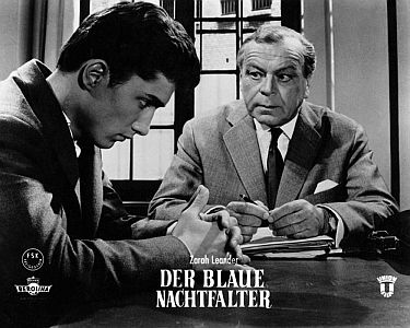 "Der blaue Nachtfalter": Szenenfoto mit Rechtsanwalt Dr. Frahm und  Christian Wolff als Thomas Martens, Sohn der aus dem Zuchthaus entlassenen Julia Martens (Zarah Leander); mit freundlicher Genehmigung von Pidax-Film, welche die Produktion Anfang September 2013 auf DVD herausbrachte.