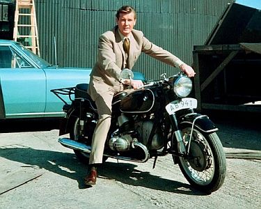 "Simon Templar": Szenenfoto mit Roger Moore als Simon Templar; mit freundlicher Genehmigung von "Pidax Film", welche die Kult-Serie im Juni/Juli 2020 auf 3 DVD herausbrachte.