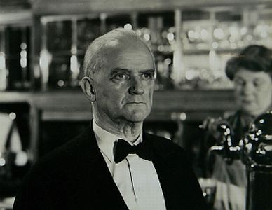 Emil Hegetschweiler als Kellner Walter in "Caf Odeon"; Quelle: cyranos.ch bzw. Archiv "Praesens-Film AG" Zrich; mit freundlicher Genehmigung von Peter Gassmann (Praesens-Film AG, Zrich); Copyright Praesens-Film AG