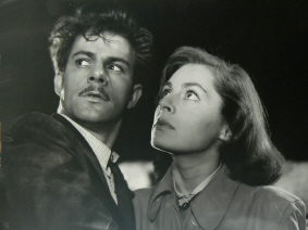 "Die Vier im Jeep": Szenenfoto mit Hans Putz (Karl Idinger) und Viveca Lindfors (Franziska Idinger); Quelle: cyranos.ch bzw. Archiv "Praesens-Film AG" Zürich", mit freundlicher Genehmigung von Peter Gassmann (Praesens-Film AG, Zürich); Copyright Praesens-Film AG