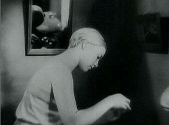 Szenenfoto mit Hertha Thiele als Anni in dem Film "Kuhle Wampe oder: Wem gehrt die Welt?" (1932); Quelle: cyranos.ch bzw. Archiv "Praesens-Film AG" Zrich;  mit freundlicher Genehmigung von Peter Gassmann (Praesens-Film AG, Zrich); Copyright Praesens-Film AG