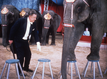 Hans Shnker als Zirkusdirektor Kogler in Salto Mortale; Foto mit freundlicher Genehmigung von SWR Media Services; Copyright SWR