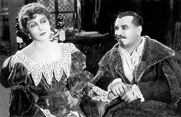 Erna Morena als Isabella und Fritz Greiner als Wallenstein in dem Stummfilm "Wallenstein" (1925); Quelle: virtual-history.com aus "Vom Werden deutscher Filmkunst/1. Teil: Der stumme Film" von Dr. Oskar Kalbus (Berlin 1935, S.70); Lizenz: gemeinfrei