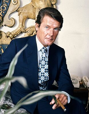 Portrait von Sir Roger Moore, aufgenommen 1973; Quelle: Wikipedia bzw. Wikimedia;Urheber: Allan Warren (britischer Fotograf; www.allanwarren.com);  Diese Datei ist unter der Creative Commons-Lizenz Namensnennung-Weitergabe unter gleichen Bedingungen 3.0 Unported lizenziert. Es ist erlaubt, die Datei unter den Bedingungen der GNU-Lizenz für freie Dokumentation, Version 1.2 oder einer späteren Version, veröffentlicht von der Free Software Foundation, zu kopieren, zu verbreiten und/oder zu modifizieren; es gibt keine unveränderlichen Abschnitte, keinen vorderen und keinen hinteren Umschlagtext. Der vollständige Lizenztext ist im Kapitel GNU-Lizenz für freie Dokumentation verfügbar.