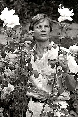 Michael York, aufgenommen 1986 im "photograper's garden" in Los Angeles; Quelle: commons.wikimedia.org bzw. Wikipedia; Urheber: Allan Warren (www.allanwarren.com); Diese Datei ist unter der Creative Commons-Lizenz Namensnennung-Weitergabe unter gleichen Bedingungen 3.0 Unported lizenziert. Es ist erlaubt, die Datei unter den Bedingungen der GNU-Lizenz für freie Dokumentation, Version 1.2 oder einer späteren Version, veröffentlicht von der Free Software Foundation, zu kopieren, zu verbreiten und/oder zu modifizieren; es gibt keine unveränderlichen Abschnitte, keinen vorderen und keinen hinteren Umschlagtext. Der vollständige Lizenztext ist im Kapitel GNU-Lizenz für freie Dokumentation verfügbar.