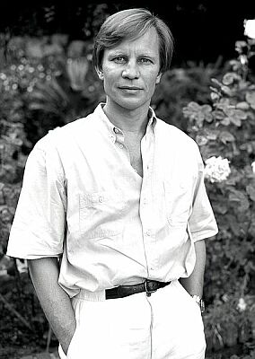 Michael York, aufgenommen 1986; Quelle: commons.wikimedia.org; Urheber: Allan Warren (www.allanwarren.com); Diese Datei ist unter der Creative Commons-Lizenz Namensnennung-Weitergabe unter gleichen Bedingungen 3.0 Unported lizenziert. Es ist erlaubt, die Datei unter den Bedingungen der GNU-Lizenz für freie Dokumentation, Version 1.2 oder einer späteren Version, veröffentlicht von der Free Software Foundation, zu kopieren, zu verbreiten und/oder zu modifizieren; es gibt keine unveränderlichen Abschnitte, keinen vorderen und keinen hinteren Umschlagtext. Der vollständige Lizenztext ist im Kapitel GNU-Lizenz für freie Dokumentation verfügbar.