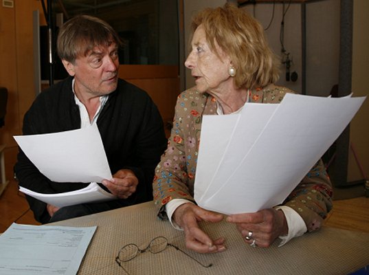 Dietmar Mues und Rosemarie Fendel als Sprecher in dem Hrspiel "Hitler in Therapie" (EA:24.06.2008) nach dem Theaterstck "Hitler in Therapy" von Carey Harrison; Foto freundlicherweise zur Verfgung gestellt vom WDR (Presse und Information, Redaktion Bild); Copyright WDR/Sibylle Anneck