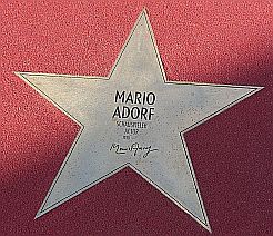 "Stern" für Mario Adorf auf dem Berliner "Boulevard der Stars"; Urheber: Wikimedia-User Times; Lizenz: CC BY-SA 3.0; Quelle: Wikimedia Commons