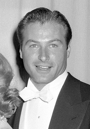 Lex Barker anl�sslich der "Oscar"-Verleihung" am 29. März 1951 im "RKO Pantages Theatre" in Los Angeles; Quelle: Wikimedia Commons (Ausschnitt des Originalfotos) von "UCLA Library Digital Collection"; Urheber: "Los Angeles Times"; Lizenz: CC BY 4.0 Deed