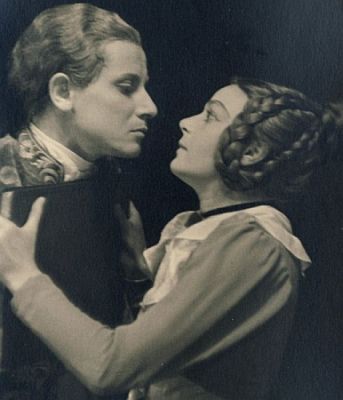 Dieter Borsche und Lotte Berger (19071990) in Goethes Lustspiel "Die Mitschuldigen"; Urheber: Helmuth Ellgaard (19131980), aufgenommen 1937 bei Proben am Theater; Quelle: Familien-Archiv Ellgaard bzw. Wikipedia; Genehmigung durch den Nutzungsrechteinhaber bzw. Sohn Holger Ellgaard (CC-by-sa 2.0/de)