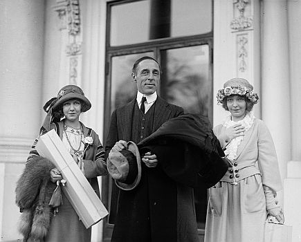 Dorothy (l.) und Lillian Gish mit Ende März 1922 mit D.W. Griffith; Urheber:Unbekannt; Quelle: Wikimedia Commons von der "George Grantham Bain"-Sammlung der "Library of Congress" (ID npcc.05985); Lizenz: Laut der Bibliothek gibt es keine bekannten Copyright-Einschränkungen in der Verwendung dieses Werkes.