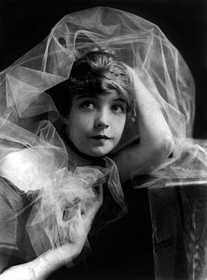 Lillian Gish ca. 1915, fotografiert von Fred Hartsook (18761930);  Quelle: Wikimedia Commons von der US-amerikanischen "Library of Congress", ID cph.3b43298