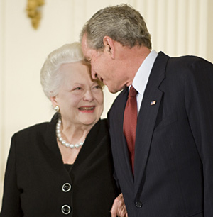 Olivia De Havilland und US-Präsident GeorgeW.Bush 2008 anlässlich der Verleihung der "National Medal of Arts"; Urheber: James Kegley für "National Endowment for the Arts"; Quelle: Wikimedia Commons bzw. "National Endowment for the Arts"