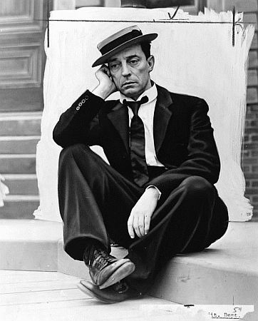 Buster Keaton um 1939 in einer seiner Rollen Dieses Werk stammt aus der "New York World-Telegram and Sun-Sammlung" der "Library of Congress" (ID cph.3c26201). Laut der Bibliothek gibt es keine bekannten Copyright-Einschrnkungen in der Verwendung dieses Werkes. Quelle: Wikimedia Commons