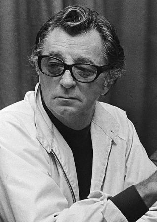 Robert Mitchum am 1. Oktober 1976 in Amsterdam während einer Pressekonferenz zum Film "Der Tiger aus Taipeh"*) (The Amsterdam Kill); Rechteinhaber: Nationaal Archief (Den Haag, Rijksfotoarchief; Bestandsnummer: 928-8120); Urheber/Fotograf: Suyk, Koen / Anefo; Quelle: Wikimedia Commons; Lizenz:�www.gahetna.nl/over-ons/open-data / CC BY-SA 3.0 NL