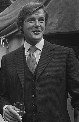 Roger Moore alias "Simon Templar" am 10. Oktober 1970 in Amsterdam; Rechteinhaber: Nationaal Archief (Den Haag, Rijksfotoarchief; Bestandsnummer: 923-9136); Urheber/Fotograf: Eric Koch / Anefo; Quelle: Wikimedia Commons (Ausschnitt des Originalfotos); Lizenz:  CC0 1.0 (Verzicht auf das Copyright)