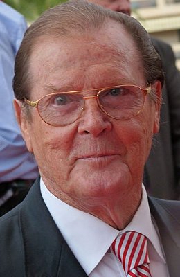 Roger Moore auf dem "Monte-Carlo Television Festival" 2012; Urheber: Wikimedia-User Frantogian; Lizenz: CC BY-SA 3.0; Quelle: Wikimedia Commons