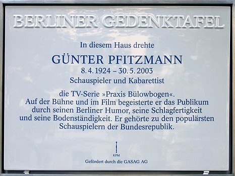 Gedenktafel für Günter Pfitzmann; Quelle: Wikimedia Commons; Urheber:OTFW, Berlin; Lizenz: CC BY-SA 3.0