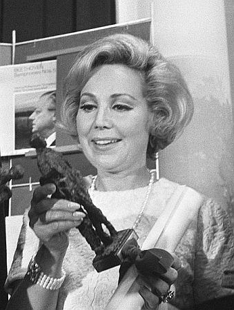 Anneliese Rothenberger am 3. Oktober 1969 im "Koninklijk Concertgebouw" (Amsterdam) anlsslich der Verleihung des niederlndischen "Edison Award"; Rechteinhaber: Nationaal Archief (Den Haag, Rijksfotoarchief; Bestandsnummer: 922-8380); Urheber/Fotograf: Eric Koch / Anefo; Quelle: Wikimedia Commons; Ausschnitt des Originalfotos; Lizenz: CC0 1.0 (Verzicht auf  das Copyright)