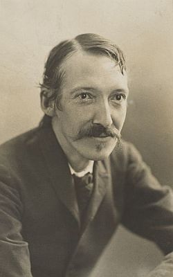 Robert Louis Stevenson fotografiert 1893 von dem australischen Fotografen Henry Walter Barnett (1862  1934); Quelle: State Library of New South Wales bzw. Wikimedia Commons; Lizenz: Dieses Bild ist gemeinfrei, weil sein Urheberrecht in Australien abgelaufen ist; mehr dazu auf der Wikimedia Commons-Seite.